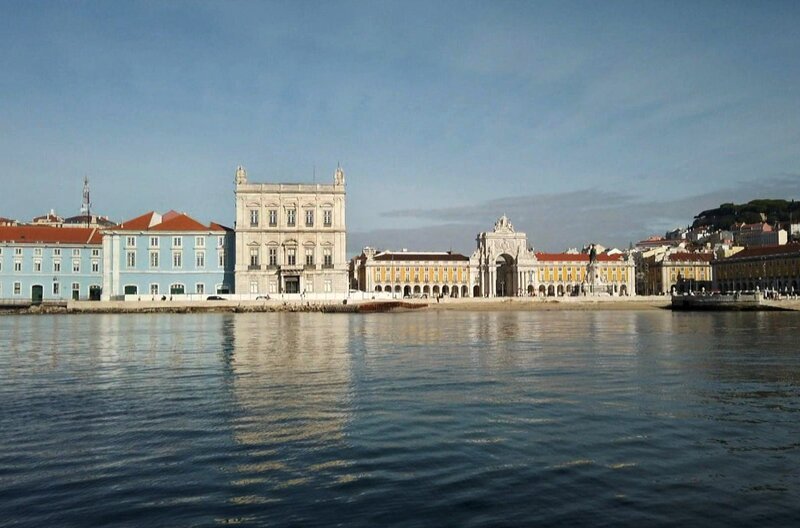 Der Tejo hat zwei Seiten: Er symbolisiert den Aufbruch der portugiesischen Seefahrer und ist die schönste Kulisse der Hauptstadt, birgt aber auch weniger bekannte Ufer. – Bild: Elephant Doc