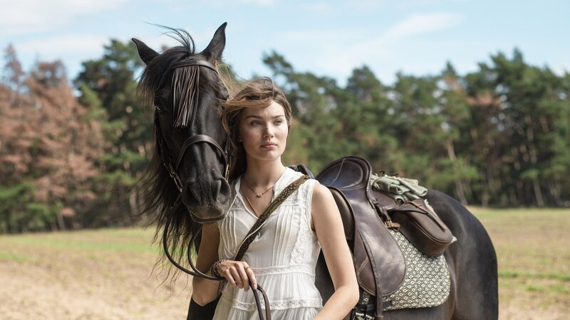 Während des Sommers sorgen Gift-Anschläge und romantische Gefühle für Trubel auf dem Gestüt.. – Bild: RTLZWEI / Leia Holtwick Während des Sommers sorgen Gift-Anschläge und romantische Gefühle für Trubel auf dem Gestüt.. – Bild: RTLZWEI / Leia Holtwick