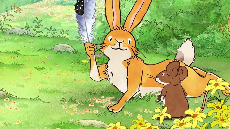 Kleiner brauner Hase zeigt der kleinen Feldmaus stolz die schöne Feder, die er geschenkt bekommen hat. – Bild: KiKA/​SLR Productions Australia Pty.Ltd./​Scrawl Studios Pte Ltd./​hr/​ARD