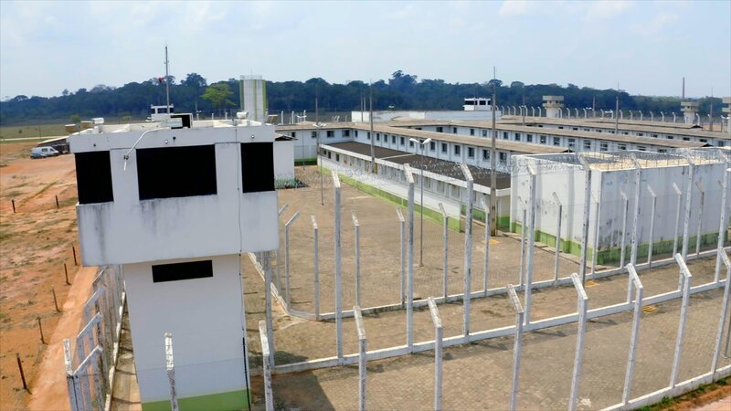Geschützt wird das Gefängnis Urso Branco durch eine sechs Meter hohe und eineinhalb Meter dicke Mauer. Sie hat zwei Vorteile:  Bei einem Aufstand halten die Wärter von hier dort oben aus die Häftlinge Gefangenen in Schach. Außerdem dient die Mauer als Bollwerk, um das Gefängnis gegen Angriffe von außen zu verteidigen. – Bild: WeltN24 GmbH
