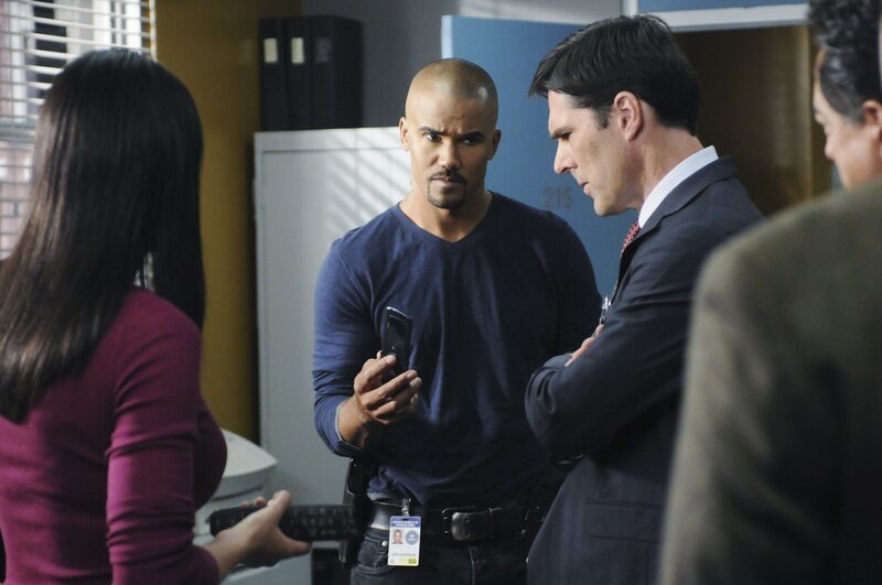Ein neuer Fall beschäftigt das BAU-Team: Morgan (Shemar Moore, 2.v.l.), Prentiss (Paget Brewster, l.), Gibbs (Thomas Gibson, 2.v.r.) und Rossi (Joe Mantegna, r.). – Bild: American Broadcasting Companies, Inc.