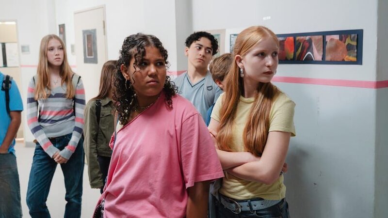 Samira (Soumayah Özel, Mitte) und ihre Klasse sind wütend! Sie erkennen Pit kaum wieder und stellen ihn zur Rede. – Bild: ZDF/​Marcus Wend