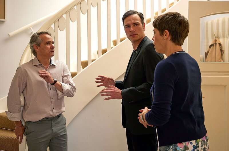 Nattis Vater Jörg (Guido Lambrecht) und ihre Stiefmutter Britta Hendricks (Hanna Jürgens) unterstellen Pfarrer Christian Riehm (Peter Becker) eine Affäre mit ihrer Tochter. – Bild: ARD/​Rudolf Wernicke