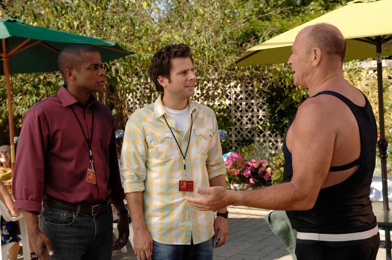 PSYCH -- „The Old And The Restless“ Episode 2013 -- Pictured: (l-r) Dule Hill as Burton ‚Gus‘ Guster, James Roday as Shawn Spencer, Corbin Bernsen as Henry Spencer -- USA Network Photo: Alan Zenuk – Bild: USA Network /​ UNIVERSAL CHANNEL /​ Alan Zenuk
