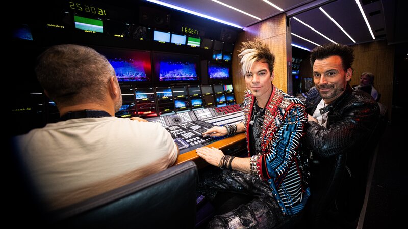 Chris (M.) und Andreas (r.) Ehrlich schauen bei ihren spektakulären Shows auch in der Regie vorbei. – Bild: Moritz Reinelt /​ ZDF