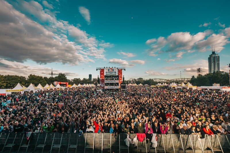 Ö3-Bühne, Publikum. – Bild: ORF / © Philipp Lipiarski / Ö3 Ö3-Bühne, Publikum. – Bild: ORF / © Philipp Lipiarski / Ö3