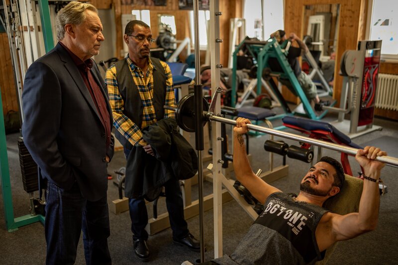 Arthur Bauer (Gerd Silberbauer, l.) und Franz Ainfachnur (Christofer v. Beau, m.) statten Hassan Ahmed (Ercan Karacay, r.) einen Besuch im Fitness-Club ab. – Bild: ZDF/​MARKUS SAPPER