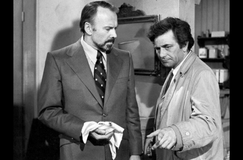 Mit Columbo gelang Peter Falk (re.), was nur wenigen Schauspielern gelingt: Er machte eine TV-Serienfigur zur internationalen Ikone. – Bild: Zed Productions