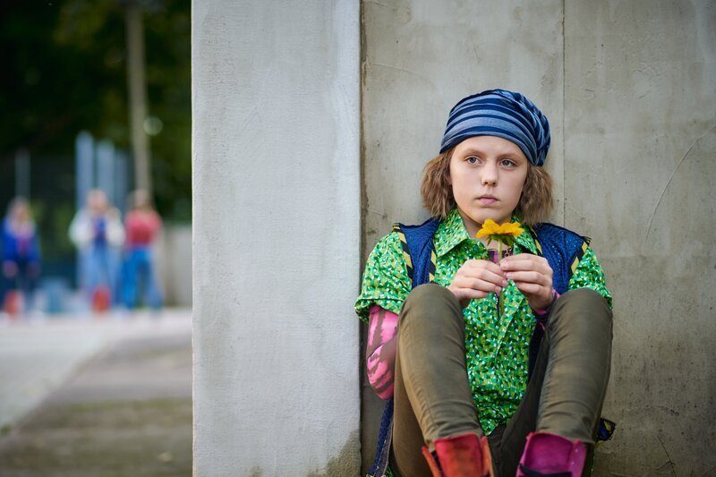 Joyce (Matilda Willigalla) hat Geburtstag und hofft scheinbar vergebens auf eine Überraschung. – Bild: mdr/​Saxonia Media/​Adrian Groß