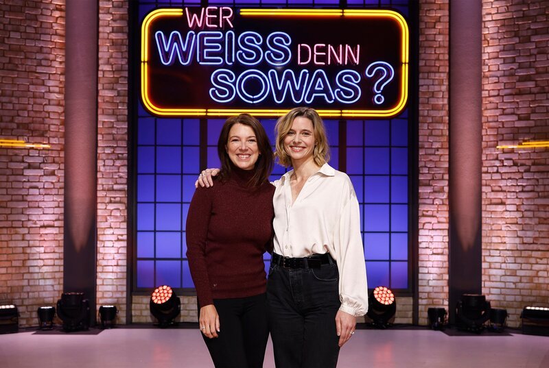 Die Kandidatinnen dieser Sendung: Die Schauspielerin Iris Mareike Steen (l.) und die Schauspielerin Svenja Jung (r.). – Bild: ARD/​NDR/​UFA SHOW & FACTUAL/​Morris Mac Matzen
