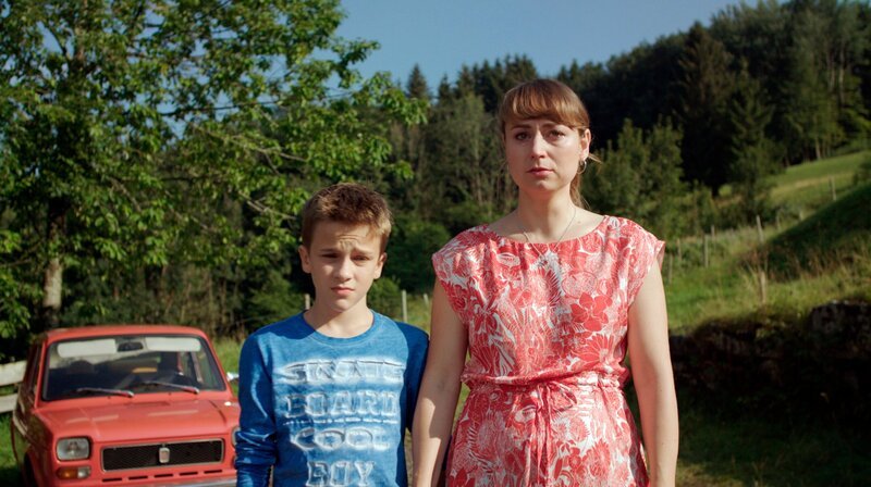 Flori (Leon /​ Lino de Greiff) und Eva (Ines Hollinger) bei Leos Abschied. – Bild: BR/​Filmbüro Münchner Freiheit GmbH