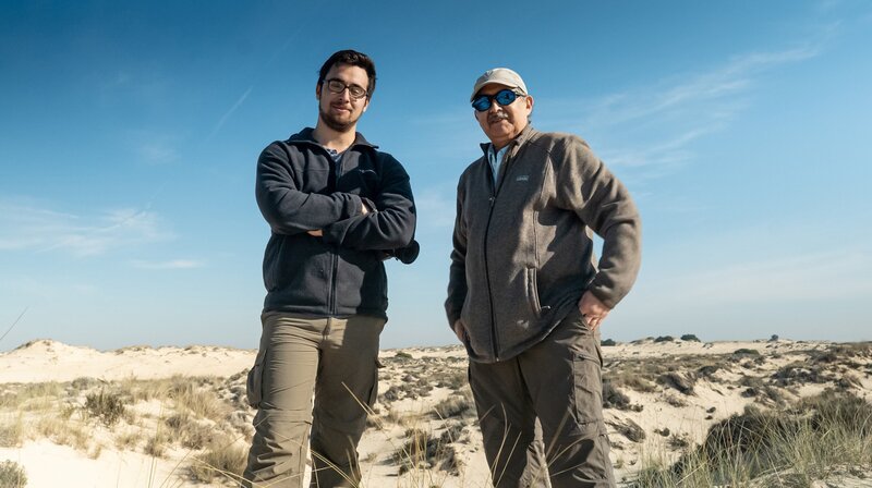 Lag Atlantis in Spanien? Der US-Archäologe Prof. Richard Freund und Sohn Ethan suchen in Südspanien nach Spuren der untergegangen Stadt. – Bild: phoenix/​ZDF und André Schlabitz