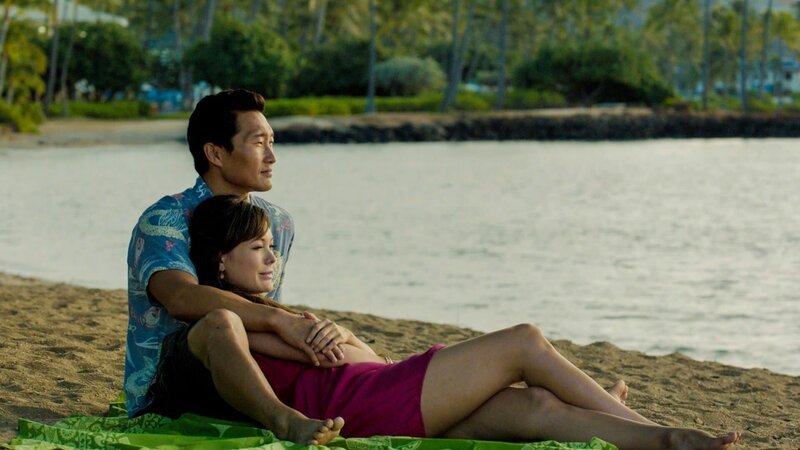 Chin Ho Kelly (Daniel Dae Kim), Leilani (Lindsay Price) Ville: Honolulu – Bild: 2013 CBS BROADCASTING INC. All Rights Reserved. Lizenzbild frei