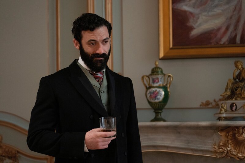 Morgan Spector as George Russell – Bild: 2021 Home Box Office, Inc. All rights reserved. HBO® and all related programs are the property of Home Box Office, Inc.