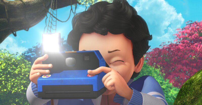 Michael hat seine Kamera mit nach Nimmerland genommen und fotografiert eifrig. – Bild: ZDF /​ DQ Entertainment