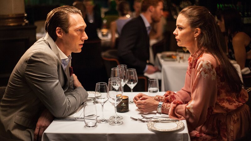 Ein Candlelight Dinner voller Spannungen: Seit Adam Veile (Simon J. Berger) von Hermines (Agnes Kittelsen) Schwangerschaft weiß, lügen sich die beiden durchgehend an. Werden sie sich die Wahrheit sagen oder eskaliert die Situation? – Bild: ZDF und Ingeborg Klyve