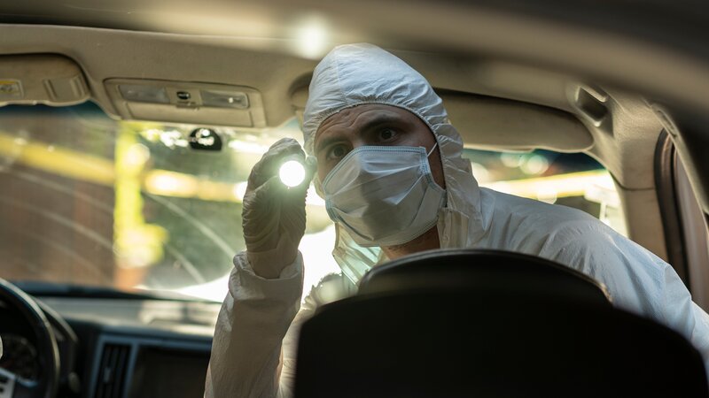 Forensics shine a light inside Rebecca Fenton’s car looking for evidence. – Bild: Raquel Fernandes /​ Discovery Communications, LLC