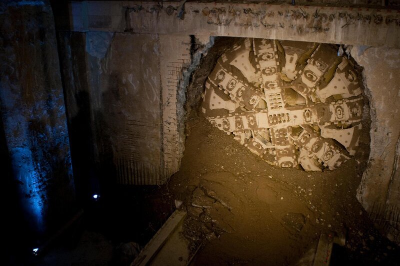 The cutter head of a Tunnel Boring Machine (TBM) arrives in one of Torino underground stations. – Bild: Alamy Stock Photo