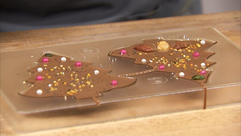 Weihnachtsbaum mit Pistazien und Mandeln. – Bild: ORF/​Produktion West/​Gerhard Mader