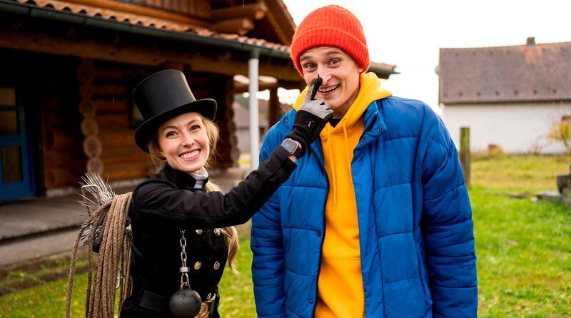 Checker Julian mit Schornsteinfegerin Laura. – Bild: BR/​Hans-Florian Hopfner