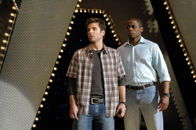 PSYCH -- „American Duos“ -- Pictured: (l-r) James Roday as Shawn Spencer, Dule Hill as Burton „Gus“ Guster – Bild: USA Network /​ UNIVERSAL CHANNEL /​ Alan Zenuk