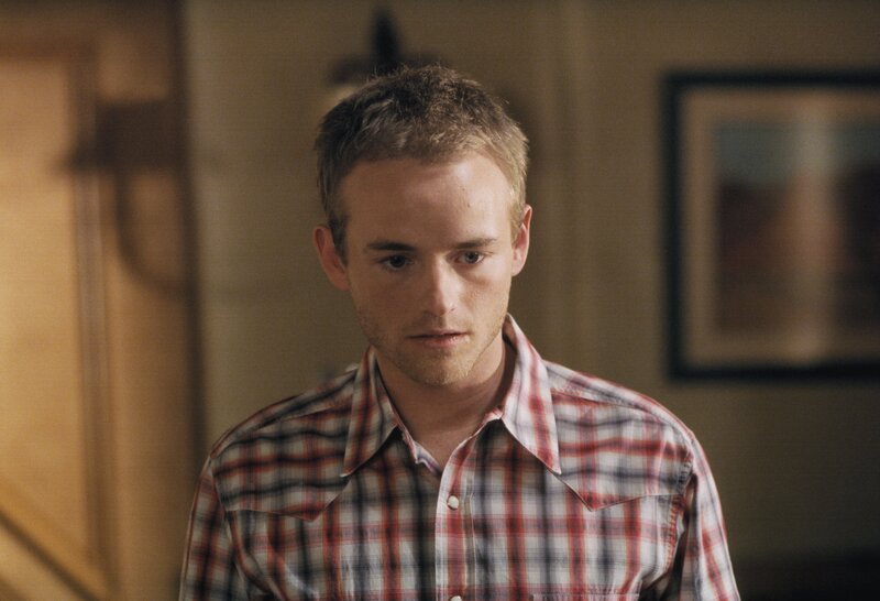 Als Francis (Christoper Masterson) den Babysitter seiner Brüder sieht, ist er sprachlos … – Bild: ViacomCBS