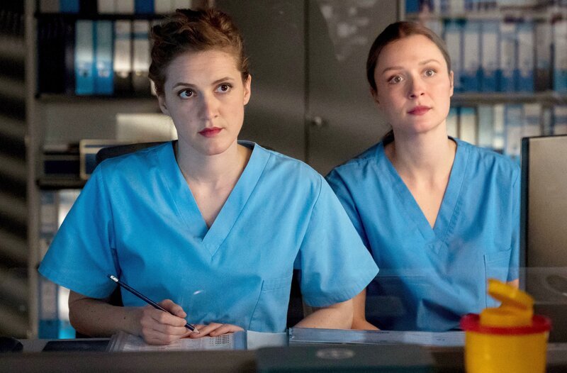Viktoria Stadler (Isabella Krieger, r.) und Elly Winter (Juliane Fisch, l.) haben ein waches Auge auf ihre Patientin. – Bild: ARD/​Jens-Ulrich Koch