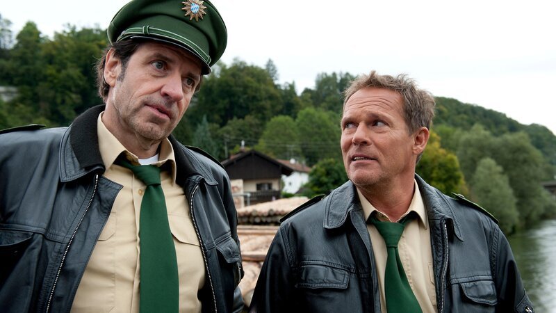 Hubert (Christian Tramitz, rechts) und Staller (Helmfried von Lüttichau) wurden gerufen, Sepp Liegl, den randalierenden Schlagzeuger einer Floßkapelle, zur Räson zu bringen. – Bild: Tele München