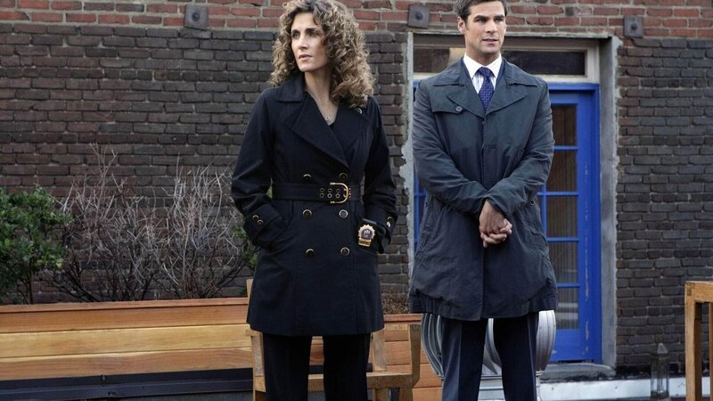 Tatort Dachgarten. Ein erfolgreicher Unternehmer wurde tot aufgefunden. Die Detectives Stella Bonasera (Melina Kanakaredes) und Don Flack (Eddie Cahill) sollen Licht ins Dunkel bringen. – Bild: Foto: TVNOW /​ CBS