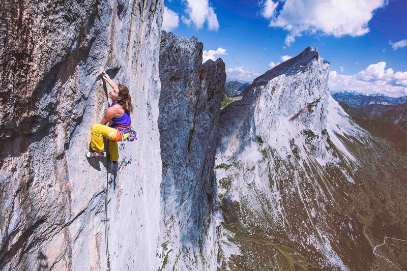 Barbara Zangerl auf der Kletterroute „Silbergeier“ mit der Schwierigkeitsklasse 8b+ auf der vierten Kirchlispitze im Raetikon – Bild: Johannes Mair /​ Alpsolut /​ ServusTV