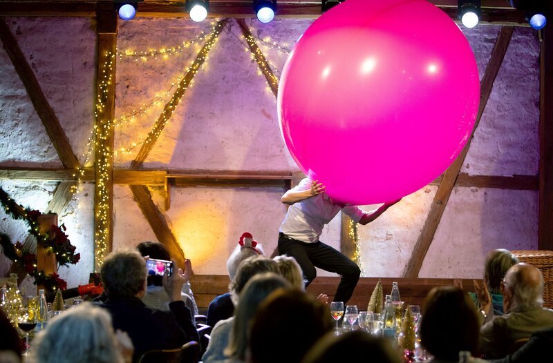 Tobi van Deisner zaubert die wohl größte Christbaumkugel der Welt. – Bild: SWR/​Sabine Stumpp