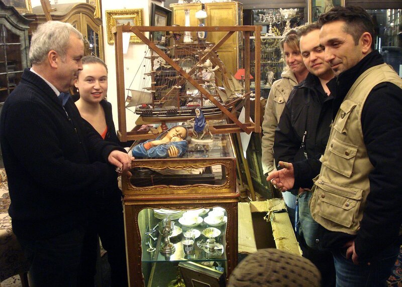 Trödelexperte Mauro (re.) unterstützt Thilo (2.v.re.) und dessen Frau Conny beim Verkauf ihrer ererbten Sachen. Wird der Experte diese schwierige Aufgabe meistern? – Bild: RTL Zwei