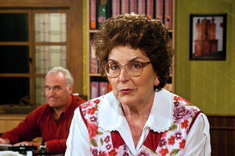 Vanessa (Alice Hoffmann), im Hintergrund Schreinermeister Jean Fleischmann (Timo Sturm). – Bild: SWR/​Tobias Mühlenbeck