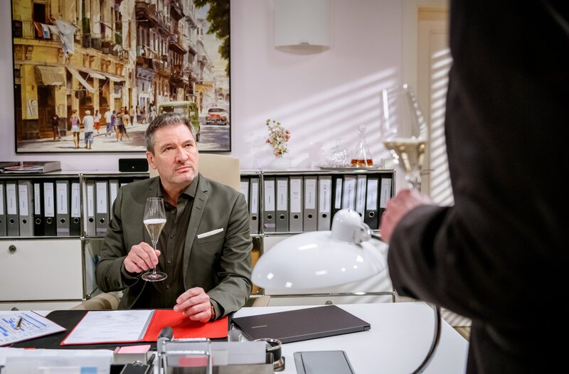 Vor Christoph (Dieter Bach, l.) betont Werner (Dirk Galuba, r.), dass Massimo ein anständiger Kerl ist. – Bild: ARD/​WDR/​Christof Arnold