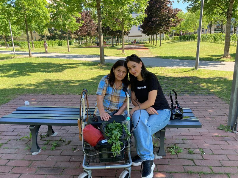 Ceyda mit ihrer pflegebedürftigen Mutter. – Bild: BR/​Christine Walter