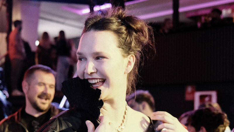 SRF DOK Die grosse Show – Hinter den Kulissen des «ESC» Zoë Më an der Pre-Party in Madrid. – Bild: SRF