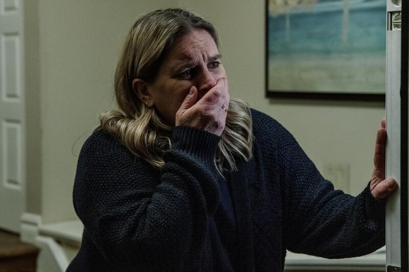 Nachgestellte Szene: Mandy Kindell Thomspon weint nach dem sie vom Mord erfährt  +++ – Bild: RTL /​ Arrow International Media /​ Saloon Media