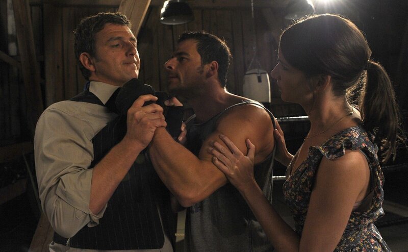 Schilling (Tobias Licht, m.) greift Martin (Hans Sigl, l.) an, Marion (Sophie Wepper, r.) versucht, ihn zu beschwichtigen. – Bild: ZDF und Thomas R. Schumann