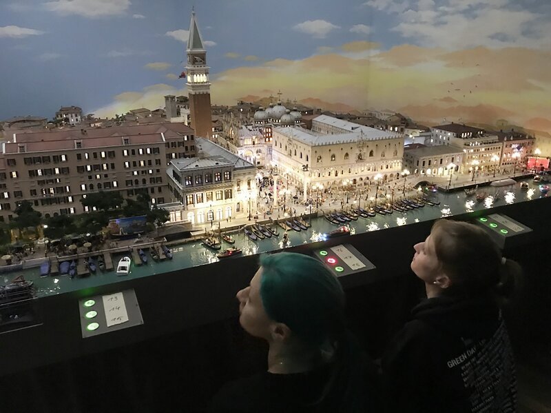 Beleuchtungscheck am Modell – Bild: RTL /​ SPIEGEL TV