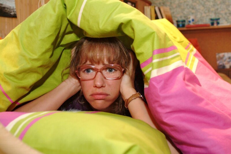 Lisa (Alexandra Neldel) ist es leid, dass sie sich immer in peinliche Situationen bringt … – Bild: SAT.1 /​ Monika Schürle