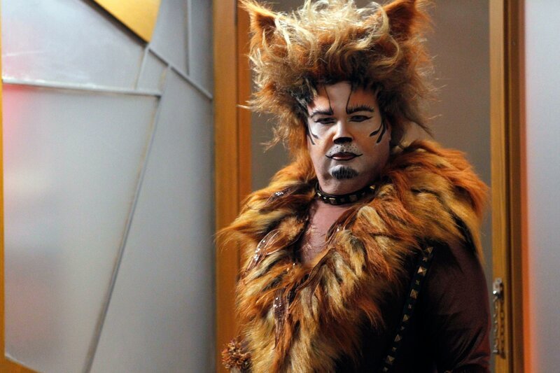 Cam (Eric Stonestreet) steckt in einem Dilemma: Wenn er sich um die Hauptrolle im Musical CATS bemüht, muss er den Kampf um seinen Lieblingsbaum im Park aufgeben. Kann ihn möglicherweise jemand vertreten? – Bild: ViacomCBS /​ Hopper Stone