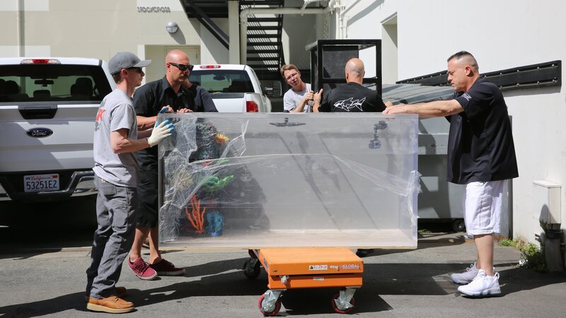 ATM installs the 3 Arts tank. – Bild: Animal Planet /​ Discovery Communications