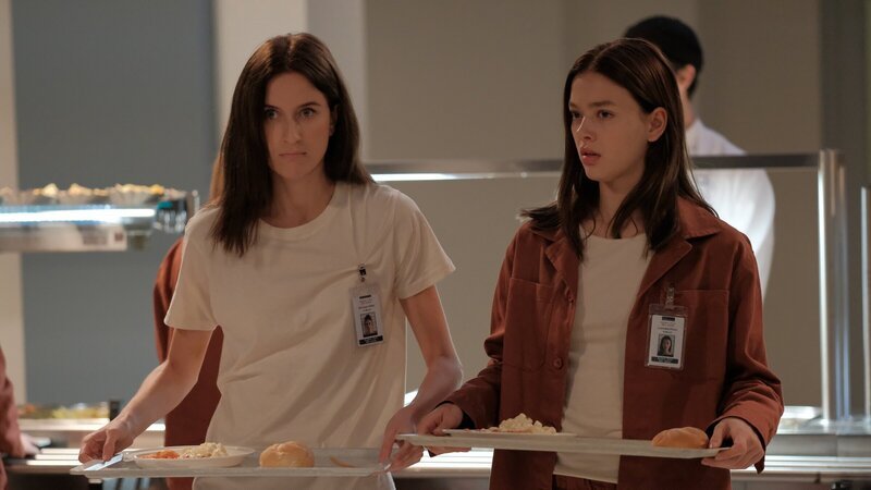 Kaum angekommen, trifft Luce (Jessica Alexander, r.) auf ihre merkwürdige Zimmernachbarin Arriane (Josefine Koenig, l.) – und ahnt in der Kantine, dass in der Anstalt andere Regeln gelten. – Bild: ZDF und Fallen Productions Ltd.