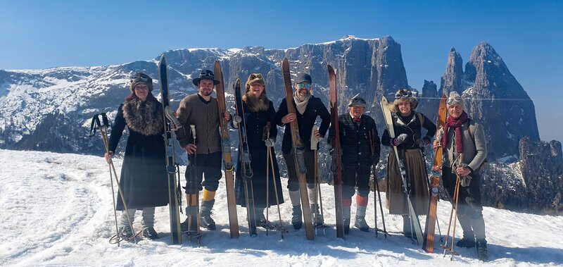 Die Nostalgie-Skigruppe Seiser Alm. – Bild: Hartmann Seeber /​ BR, Action Film + Foto KG