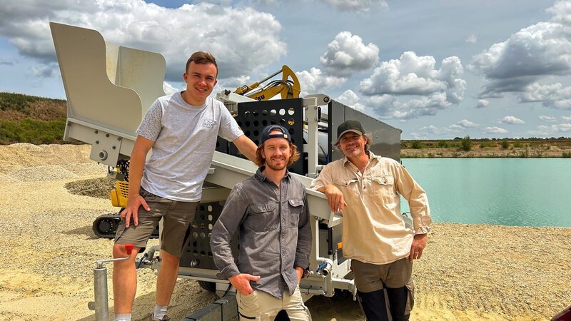 Benni, Tobi and Andreas Macherey in front of their gold washing plant – Bild: Warner Bros. Discovery, Inc. or its subsidiaries and affiliates.