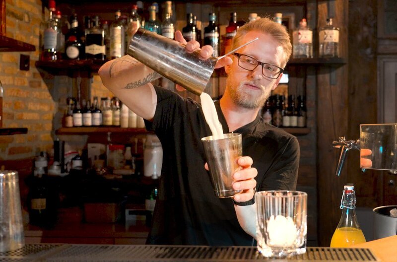 Joschka Pelgen von der Mainzer Spiritus Bar mixt einen New York Sour in der speziellen Hausvariante. – Bild: SWR