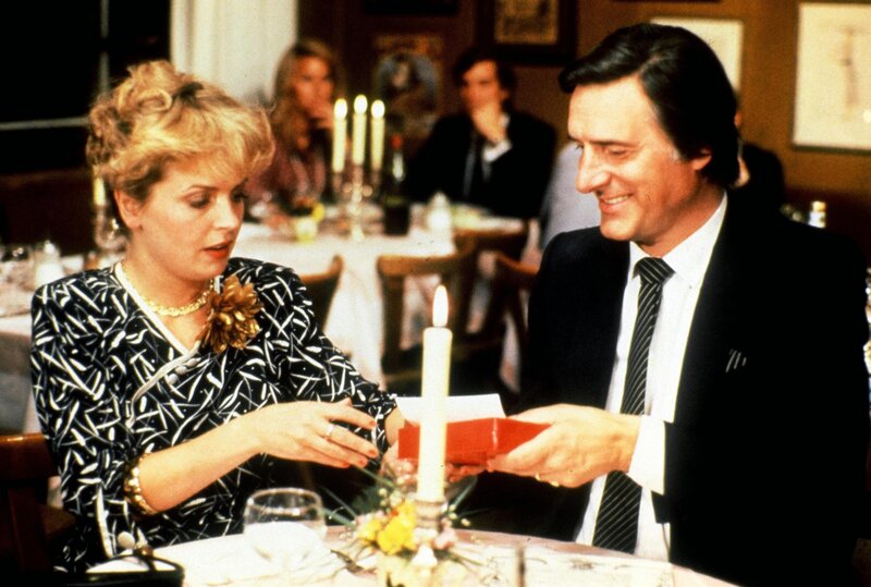 Elli (Gisela Schneeberger), Monaco Franze (Helmut Fischer). – Bild: ORF III