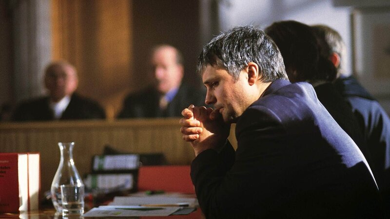 Bei einem Unfall hat Kommissarin Engelhardt unverschuldet die Frau und das Baby von Herrn Kremmer (René Hofschneider) getötet. Nach Engelhardts Freispruch vor Gericht schwört Kremmer nun Rache. – Bild: TVNOW