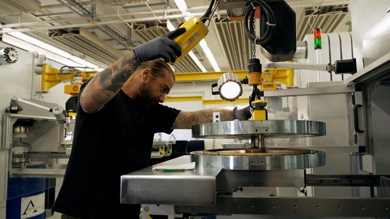 Mehr als 4200 Bestattungsunternehmen in Deutschland buhlen um Kundschaft. Seit einigen Jahren tut sich einiges im Geschäft mit dem Tod. Denn obwohl die hiesigen Bestattungsgesetze zu den strengsten der Welt gehören, richten immer mehr Unternehmen ihren Service auf die veränderten Bedürfnisse von Hinterbliebenen aus. So lässt sich die Asche von Verstorbenen mithilfe eines Flugzeugs über der Nordsee verstreuen oder zu Diamantschmuck verarbeiten. – Bild: RTL/​Heiko Bokern