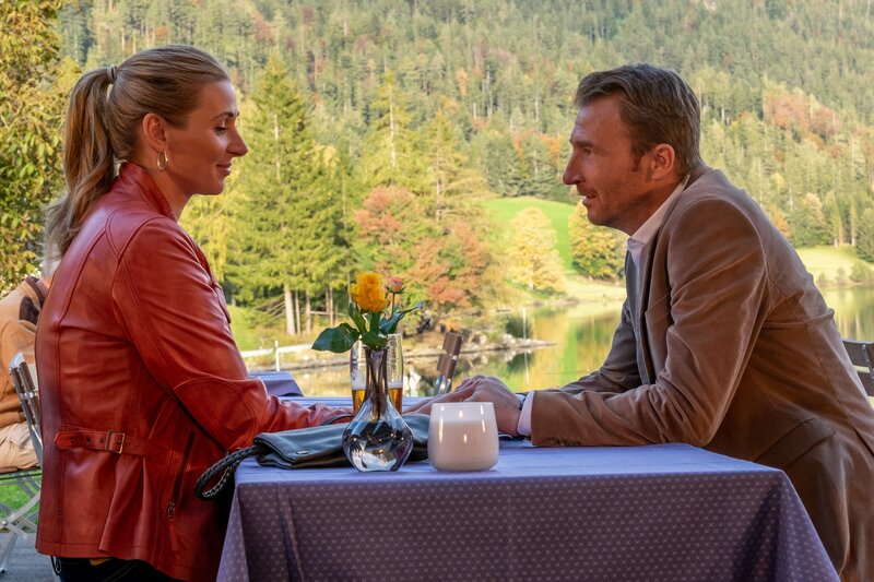 Linn (Andrea Gerhard) und Hans (Heiko Ruprecht) kämpfen mit ihren Gefühlen. – Bild: ZDF und Erika Hauri /​ Erika Hauri